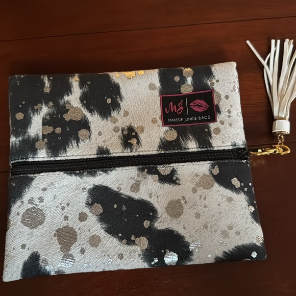 🌹 Makeup Junkie Rodeo Queen - Small - Picture 2 of 4